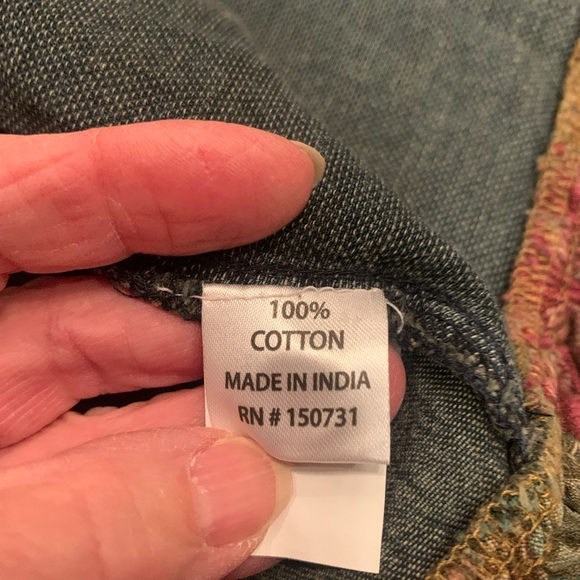 Vintage-Inspired Blue Jean Jacket with Floral Details - Picture 5 of 8